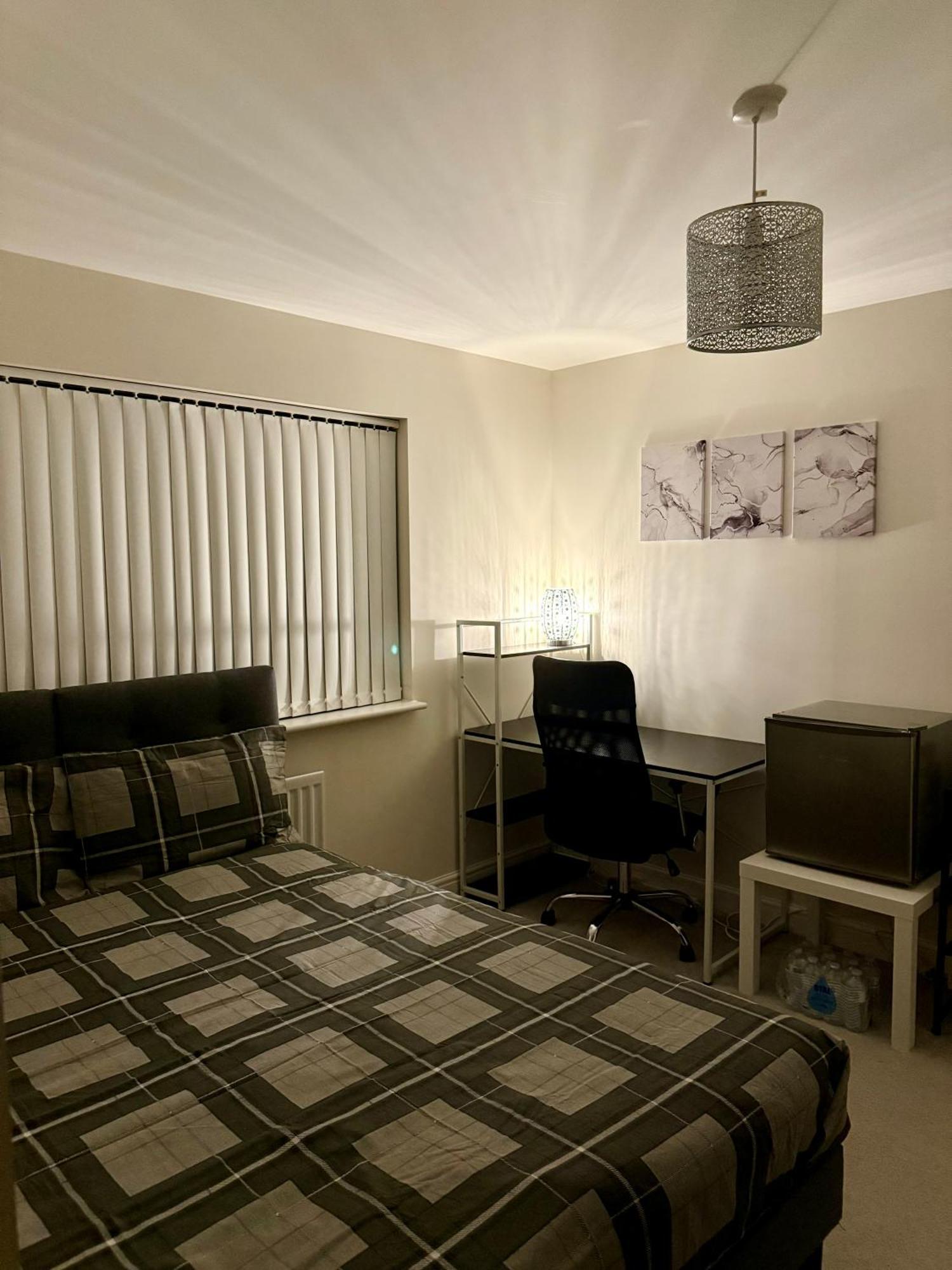 Large Double Room & Private Ensuite Bathroom, Badbury Park, Swindon, Near Great Western Hospital Exteriör bild